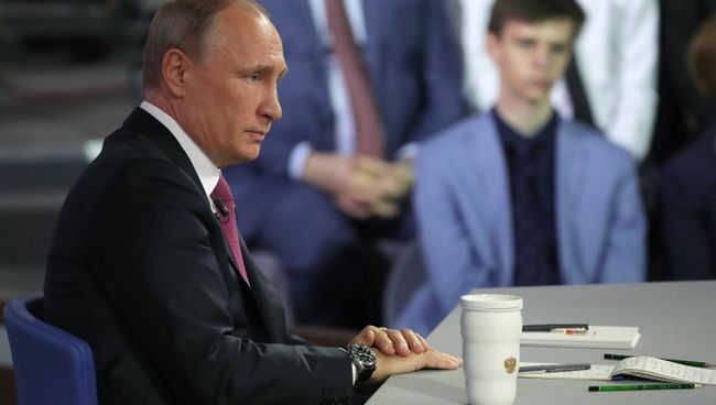 Президент РФ Владимир Путин во время ежегодной Прямой линии. 15 июня 2017 Президент РФ Владимир Путин во время ежегодной Прямой линии. 15 июня 2017