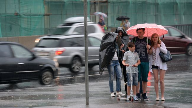 Дождь в Москве. Архивное фото Дождь в Москве. Архивное фото