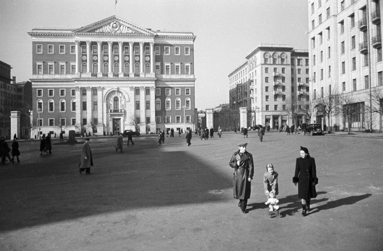 Здание Моссовета на Советской площади (с 1993 года Тверской) в Москве. 1946 год