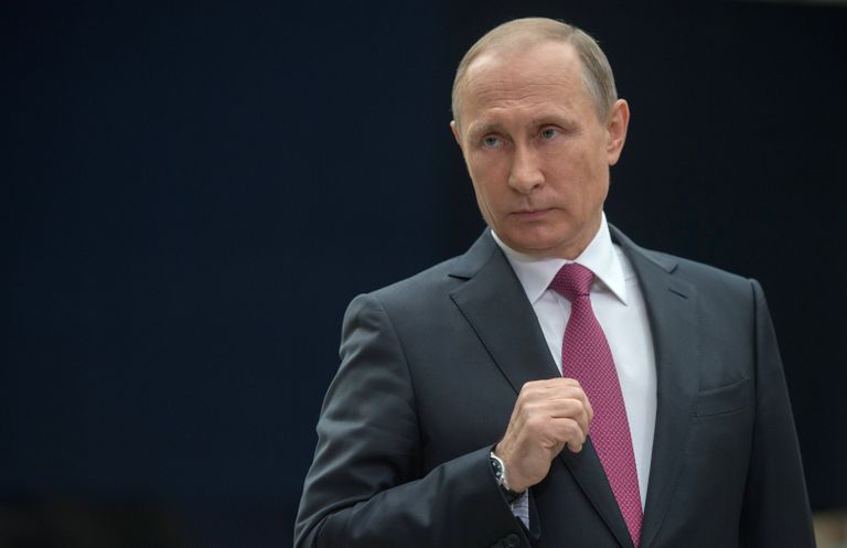 Президент РФ Владимир Путин отвечает на вопросы журналистов после ежегодной Прямой линии в Гостином дворе. 15 июня 2017