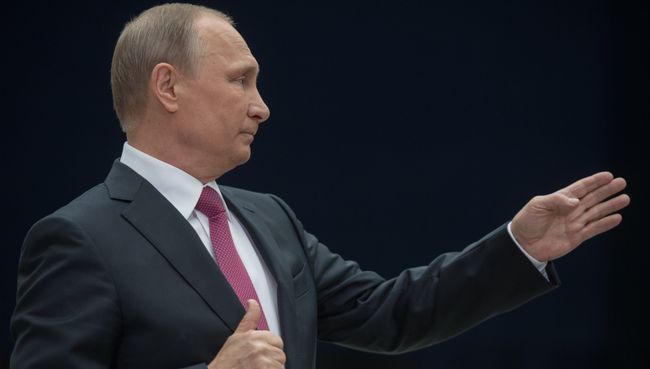 Президент РФ Владимир Путин отвечает на вопросы журналистов после ежегодной специальной программы Прямая линия с Владимиром Путиным. Архивное фото Президент РФ Владимир Путин отвечает на вопросы журналистов после ежегодной специальной программы Прямая линия с Владимиром Путиным. Архивное фото
