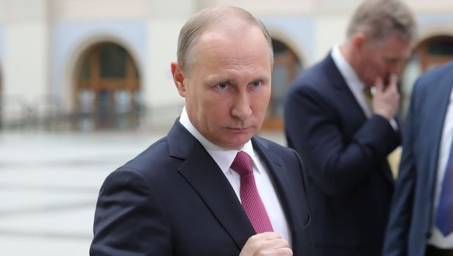 Президент РФ Владимир Путин отвечает на вопросы журналистов после ежегодной Прямой линии в Гостином дворе. 15 июня 2017 Президент РФ Владимир Путин отвечает на вопросы журналистов после ежегодной Прямой линии в Гостином дворе. 15 июня 2017