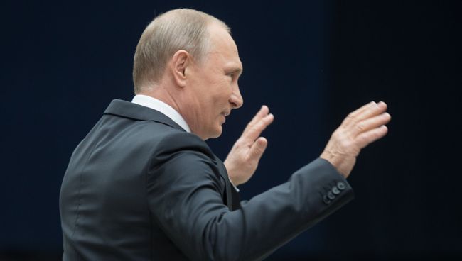 Президент РФ Владимир Путин отвечает на вопросы журналистов после ежегодной Прямой линии в Гостином дворе. 15 июня 2017 Президент РФ Владимир Путин отвечает на вопросы журналистов после ежегодной Прямой линии в Гостином дворе. 15 июня 2017