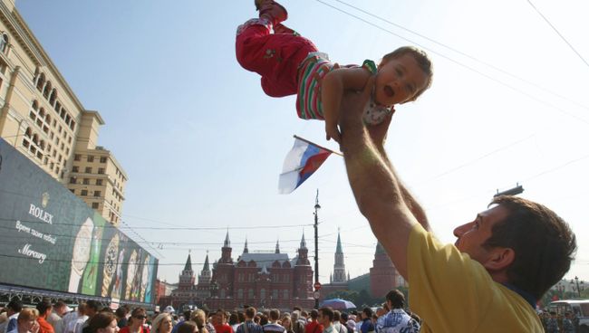 Отец с сыном на Манежной площади в День города в Москве Отец с сыном на Манежной площади в День города в Москве
