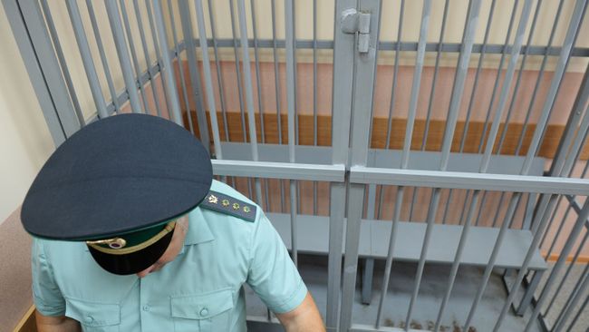 Клетка для обвиняемых в зале суда Клетка для обвиняемых в зале суда