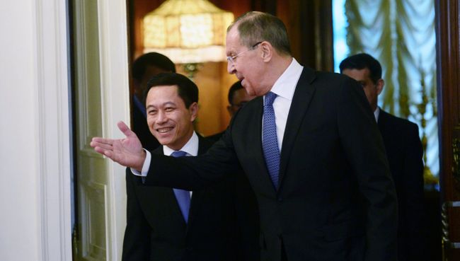 Министр иностранных дел РФ Сергей Лавров и министр иностранных дел Лаоса Салёмсай Коммасит во время встречи в Доме приемов МИД России. 16 июня 2017 Министр иностранных дел РФ Сергей Лавров и министр иностранных дел Лаоса Салёмсай Коммасит во время встречи в Доме приемов МИД России. 16 июня 2017