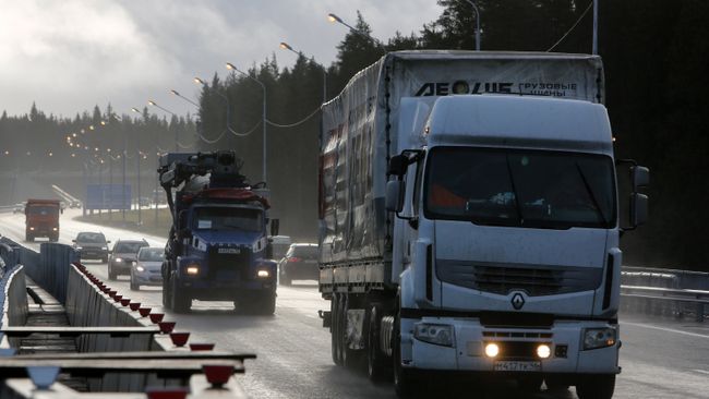 Автомобили на федеральной автомобильной дороге А-181 Скандинавия в Санкт-Петербурге. Архивное фото Автомобили на федеральной автомобильной дороге А-181 Скандинавия в Санкт-Петербурге. Архивное фото