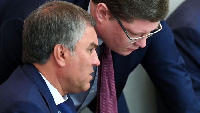 Председатель Госдумы РФ Вячеслав Володин и первый заместитель руководителя фракции Единая Россия Андрей Исаев на пленарном заседании Государственной Думы РФ. 16 июня 2017 Председатель Госдумы РФ Вячеслав Володин и первый заместитель руководителя фракции Единая Россия Андрей Исаев на пленарном заседании Государственной Думы РФ. 16 июня 2017