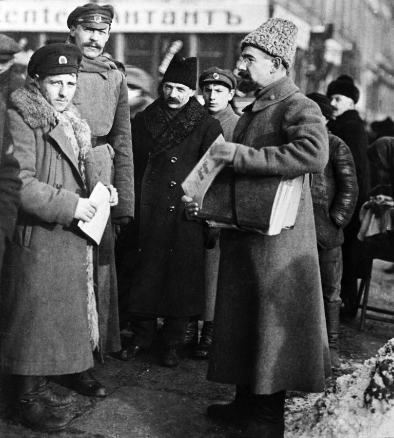 Анатолий Васильевич Луначарский выступает с агитационной речью перед рабочими и солдатами Анатолий Васильевич Луначарский выступает с агитационной речью перед рабочими и солдатами