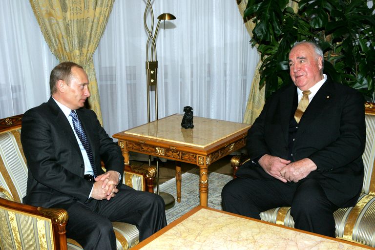 Президент России Владимир Путин во время встречи с экс-канцлером Германии Гельмутом Колем Президент России Владимир Путин во время встречи с экс-канцлером Германии Гельмутом Колем