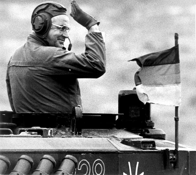 Канцлер Германии Гельмут Коль на танке Леопард. 17 сентября 1986 года Канцлер Германии Гельмут Коль на танке Леопард. 17 сентября 1986 года