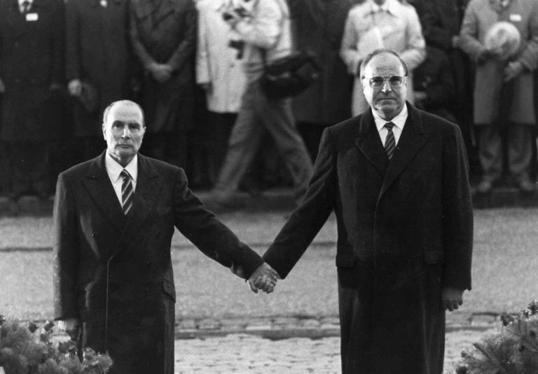 Президент Франции Франсуа Миттеран и канцлер Германии Гельмут Коль. 1984 год Президент Франции Франсуа Миттеран и канцлер Германии Гельмут Коль. 1984 год