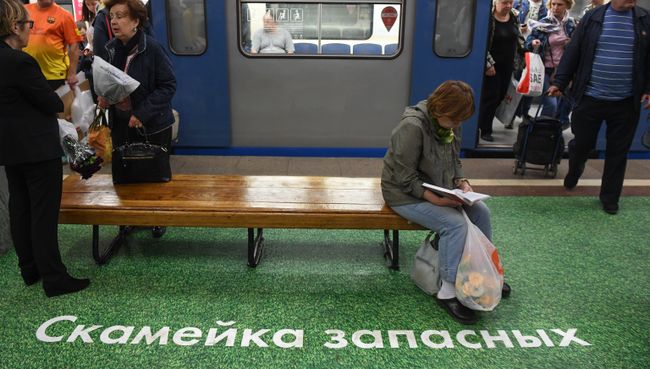Надпись Скамейка запасных на станции метро Тушинская. Архивное фото