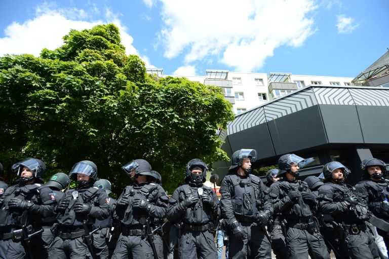 Полицейские во время акции против мигрантов в Берлине.
