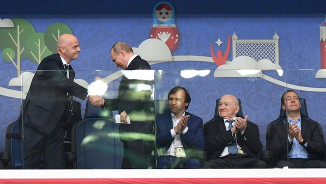Глава Международной федерации футбола Джанни Инфантино и Владимир Путин на стадионе Санкт-Петербург перед началом матча Кубка конфедераций-2017. 17 июня 2017 Глава Международной федерации футбола Джанни Инфантино и Владимир Путин на стадионе Санкт-Петербург перед началом матча Кубка конфедераций-2017. 17 июня 2017