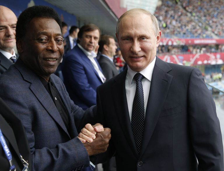 Футболист Пеле и Владимир Путин на стадионе Санкт-Петербург перед началом матча Кубка конфедераций-2017 между сборными России и Новой Зеландии. 17 июня 2017 Футболист Пеле и Владимир Путин на стадионе Санкт-Петербург перед началом матча Кубка конфедераций-2017 между сборными России и Новой Зеландии. 17 июня 2017