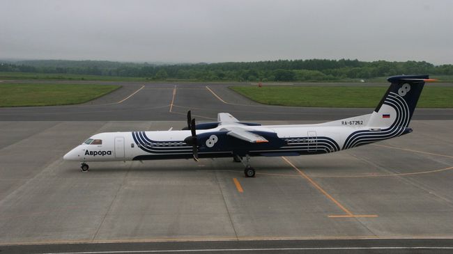 Самолет авиакомпании Аврора DHC 8-Q400 в аэропорту Накасибэцу на Хоккайдо