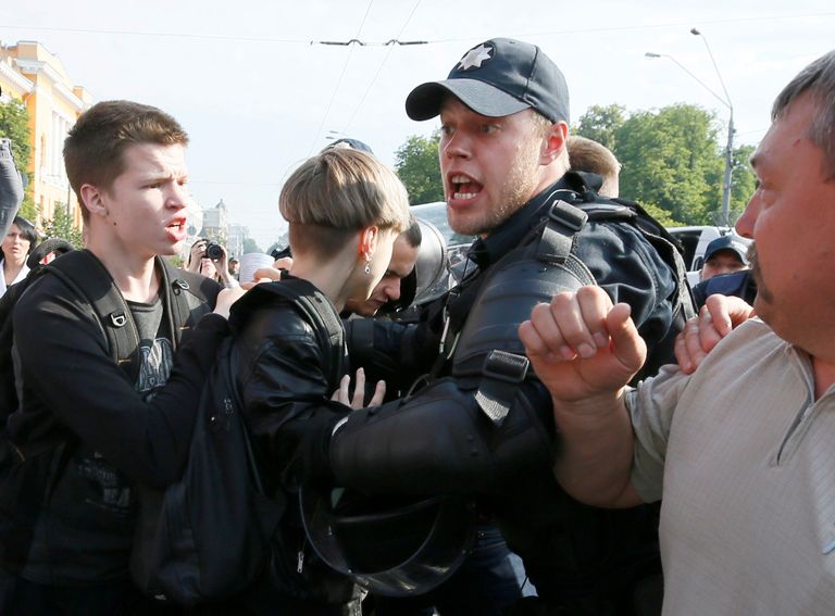 Полиция блокирует протестующих против ЛГБТ во время марша равенства в Киеве. 18 июня 2017