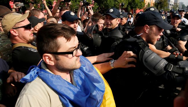 Полиция блокирует протестующих против ЛГБТ во время марша равенства в Киеве. 18 июня 2017 Полиция блокирует протестующих против ЛГБТ во время марша равенства в Киеве. 18 июня 2017