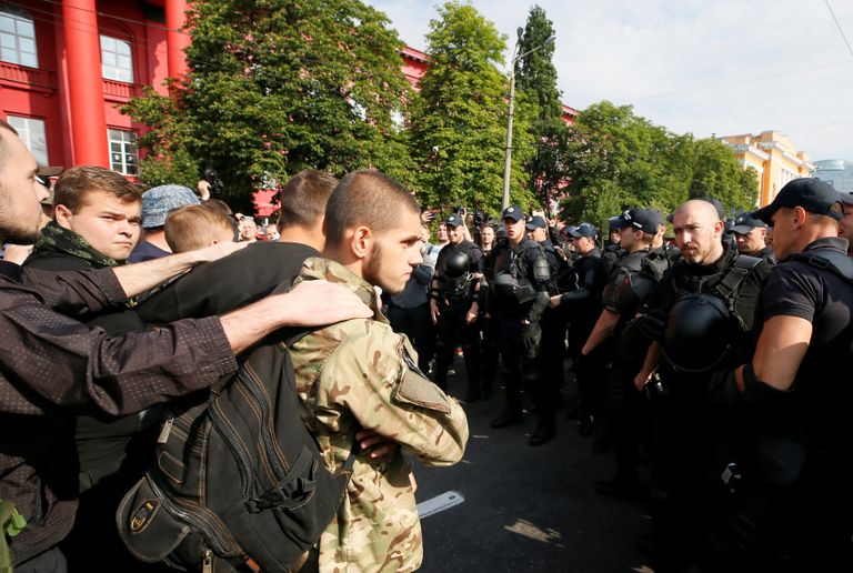 Полиция блокирует протестующих против ЛГБТ во время марша равенства в Киеве. 18 июня 2017