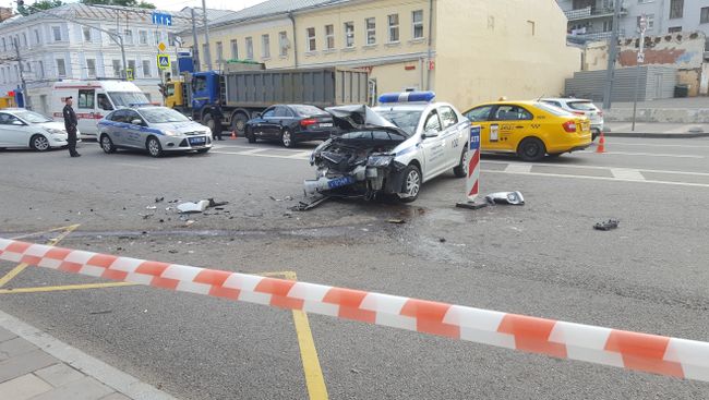 Последствия ДТП с участием трех автомобилей на ул. Новослободская Последствия ДТП с участием трех автомобилей на ул. Новослободская