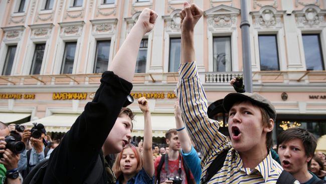 Молодые люди на Тверской улице в Москве во время несанкционированной акции Молодые люди на Тверской улице в Москве во время несанкционированной акции