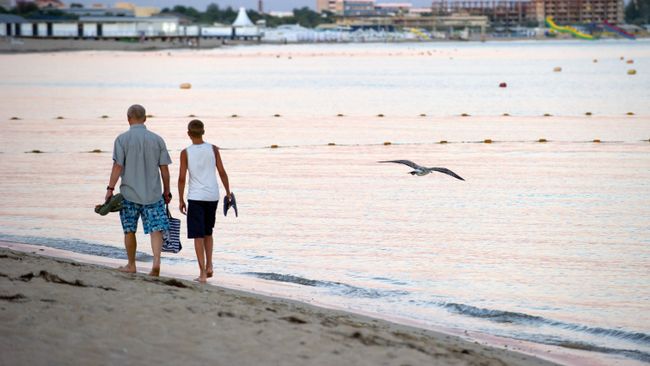 Отдыхающие на берегу Черного моря в Евпатории. Архивное фото Отдыхающие на берегу Черного моря в Евпатории. Архивное фото