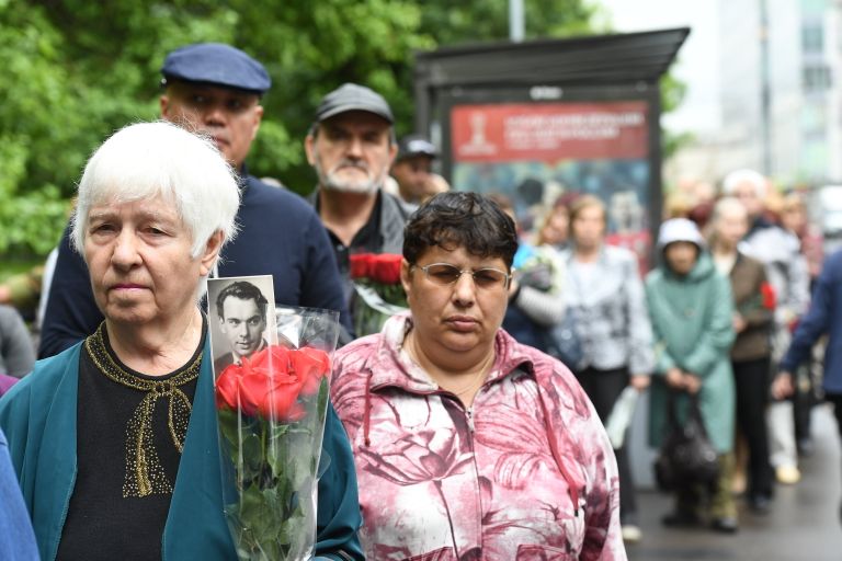 Жители города в очереди у Дома кино, где проходит церемония прощания с актером Алексеем Баталовым