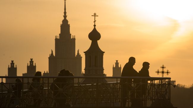 Здание Московского государственного университета имени М.В. Ломоносова и колокольня Андреевского ставропигиального мужского монастыря. Архивное фото