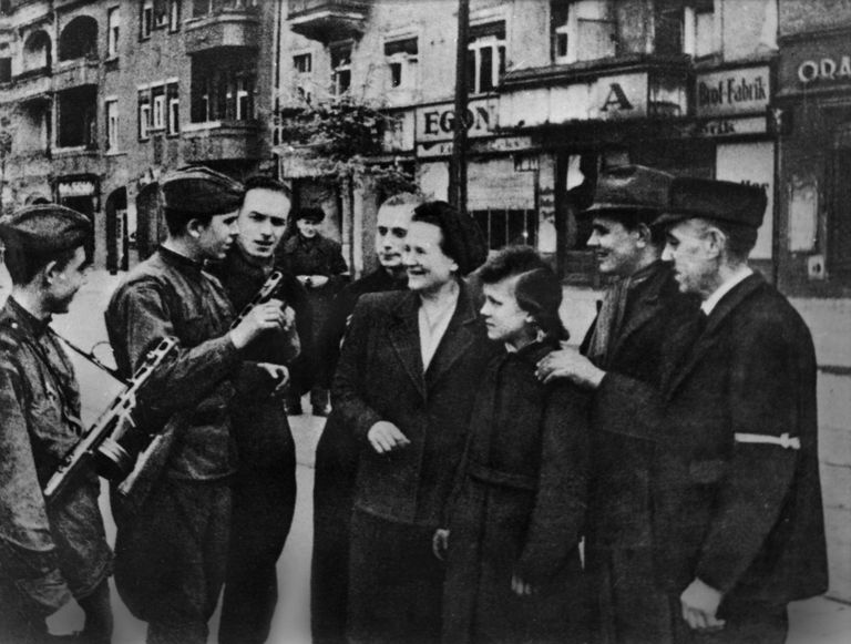 Первые встречи гражданского населения Берлина с советскими солдатами. 2 мая 1945 