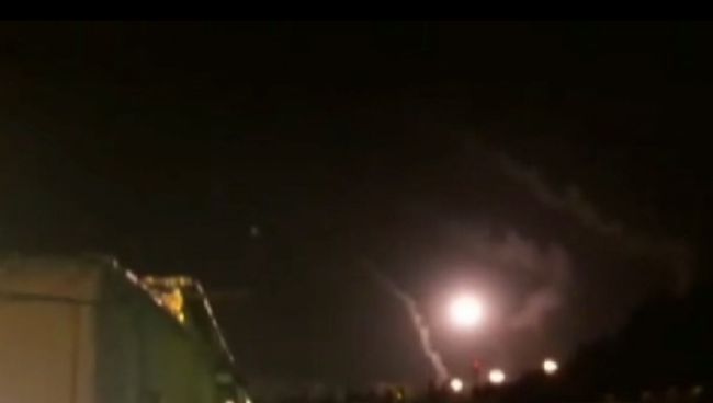 Иранские ракеты поразили позиции боевиков ИГ* в Сирии. Съемка очевидца Иранские ракеты поразили позиции боевиков ИГ* в Сирии. Съемка очевидца