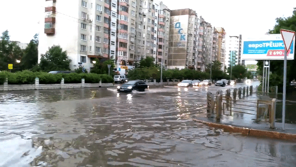 В Тюмени ураган повалил более ста деревьев В Тюмени ураган повалил более ста деревьев