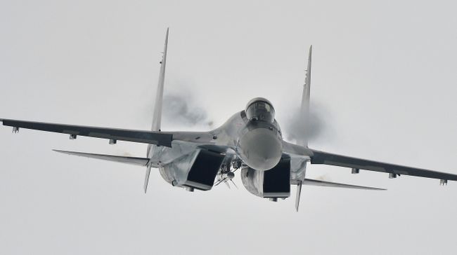 Многоцелевой сверхманевренный истребитель Су-35 во время демонстрационного полета. Архивное фото Многоцелевой сверхманевренный истребитель Су-35 во время демонстрационного полета. Архивное фото