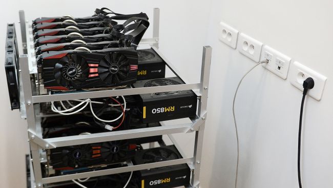 Биткоин-ферма для создания криптовалюты. Архивное фото Биткоин-ферма для создания криптовалюты. Архивное фото