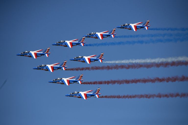 Пилотажная группа Patrouille de France на самолетах Alphajet на Международном авиасалоне Ле Бурже - 2017 во Франции Пилотажная группа Patrouille de France на самолетах Alphajet на Международном авиасалоне Ле Бурже - 2017 во Франции