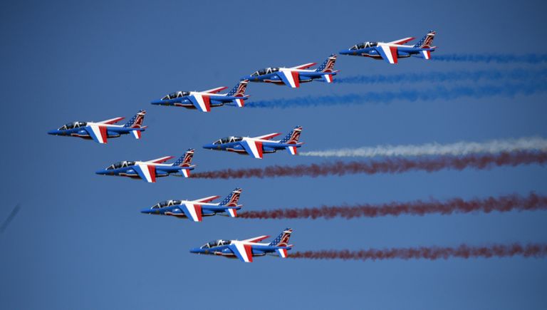 Пилотажная группа Patrouille de France на самолетах Alphajet на Международном авиасалоне Ле Бурже - 2017 во Франции Пилотажная группа Patrouille de France на самолетах Alphajet на Международном авиасалоне Ле Бурже - 2017 во Франции