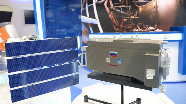 Российский радиолокационный спутник Обзор-Р в павильоне Роскосмоса на Международном авиасалоне Ле Бурже-2017 во Франции Российский радиолокационный спутник Обзор-Р в павильоне Роскосмоса на Международном авиасалоне Ле Бурже-2017 во Франции