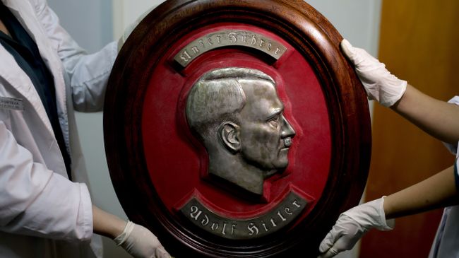 Барельеф с изображениме адольфа Гитлера. Архивное фото Барельеф с изображениме адольфа Гитлера. Архивное фото