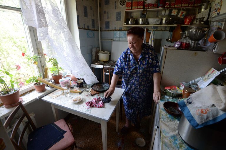Жительница Горловки в квартире многоквартирного жилого дома в центре города, пострадавшей при артиллерийском обстреле украинской армией Жительница Горловки в квартире многоквартирного жилого дома в центре города, пострадавшей при артиллерийском обстреле украинской армией