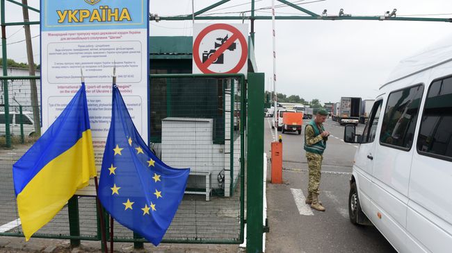 Контрольно-пропускной пункт на границе Украины с Польшей в 100 км от Львова
