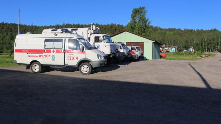 Автомобили скорой помощи и МЧС во время поисковых работ на Ладожском озере, где перевернулась лодка с подростками. 20 июня 2017