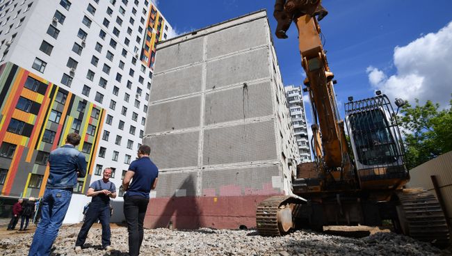 Снос последнего пятиэтажного жилого дома серии K-7 на проспекте Маршала Жукова в Москве. Архивное фото Снос последнего пятиэтажного жилого дома серии K-7 на проспекте Маршала Жукова в Москве. Архивное фото