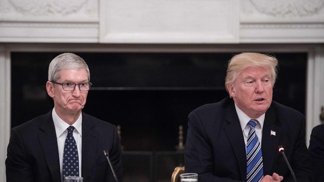 Генеральный директор Apple Тим Кук слушает президента США Дональда Трампа во время круглого стола в Белом доме в Вашингтоне Генеральный директор Apple Тим Кук слушает президента США Дональда Трампа во время круглого стола в Белом доме в Вашингтоне