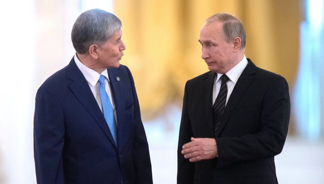 Президент РФ Владимир Путин и президент Киргизии Алмазбек Атамбаев во время официальной встречи. 20 июня 2017 Президент РФ Владимир Путин и президент Киргизии Алмазбек Атамбаев во время официальной встречи. 20 июня 2017