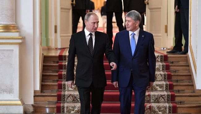 Президент РФ Владимир Путин и президент Киргизии Алмазбек Атамбаев перед переговорами. 20 июня 2017 Президент РФ Владимир Путин и президент Киргизии Алмазбек Атамбаев перед переговорами. 20 июня 2017