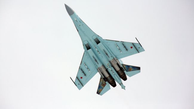 Многоцелевой истребитель Су-27. Архивное фото Многоцелевой истребитель Су-27. Архивное фото