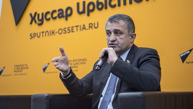 Президент Южной Осетии Анатолий Бибилов в пресс-центре агентства Sputnik. Архивное фото Президент Южной Осетии Анатолий Бибилов в пресс-центре агентства Sputnik. Архивное фото