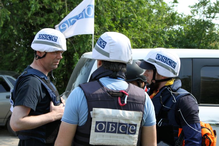 Замглавы СММ ОБСЕ на Украине Александр Хуг во время посещения с инспекцией прифронтового населенного пункта Саханка в ДНР. 20 июня 2017 Замглавы СММ ОБСЕ на Украине Александр Хуг во время посещения с инспекцией прифронтового населенного пункта Саханка в ДНР. 20 июня 2017