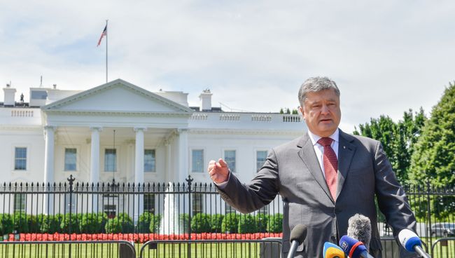 Президент Украины Петр Порошенко выступает перед журналистами после встречи с президентом США Дональдом Трампом. 20 июня 2017 Президент Украины Петр Порошенко выступает перед журналистами после встречи с президентом США Дональдом Трампом. 20 июня 2017