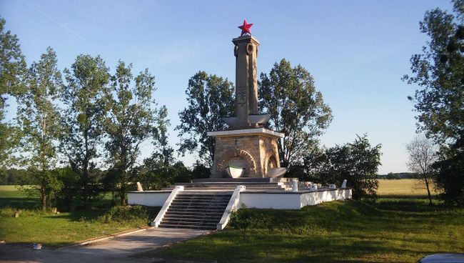 Памятник советским воинам в Миколине, Польша. Архивное фото Памятник советским воинам в Миколине, Польша. Архивное фото
